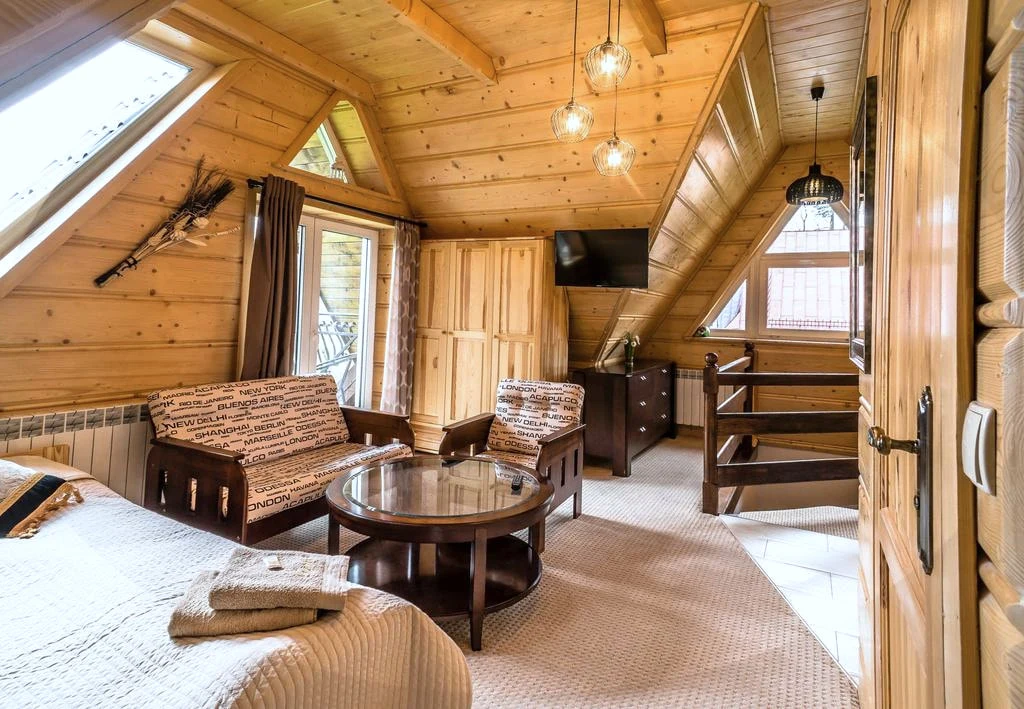 Drewniane studio 4-osobowe z częścią wypoczynkową i balkonem