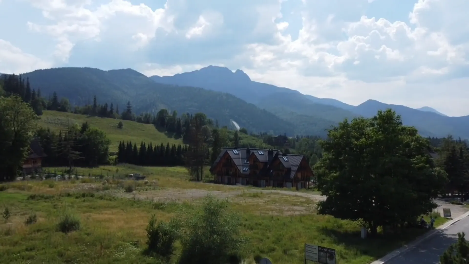 Widok z lotu ptaka na Willę Doris i Tatry
